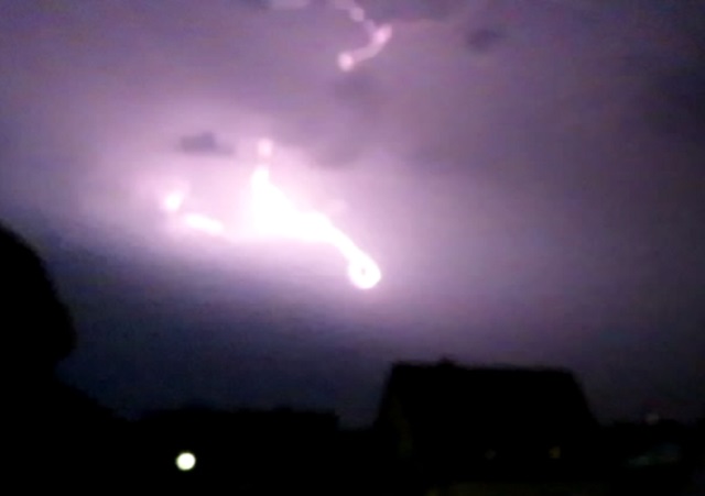 Imposanter Blitz in Form eines Feuerballs ber Forchheim